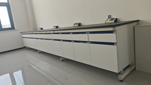 實(shí)驗(yàn)臺邊臺